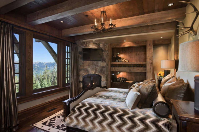nieuformowany drewniany sufit w sypialni w domku cha
