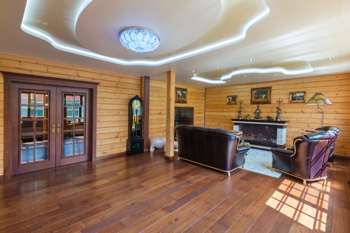 tvarový viacúrovňový strop s osvetlením v drevenej obývacej izbe