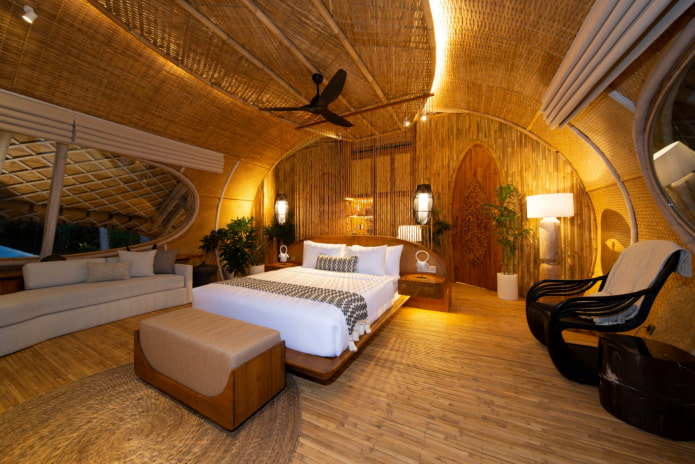 camera da letto con decorazione di pareti e soffitti in bambù e vimini