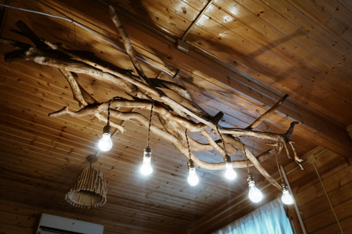 lampadario originale in legno fatto di rami