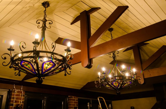 lampadari in ferro battuto sul soffitto in legno