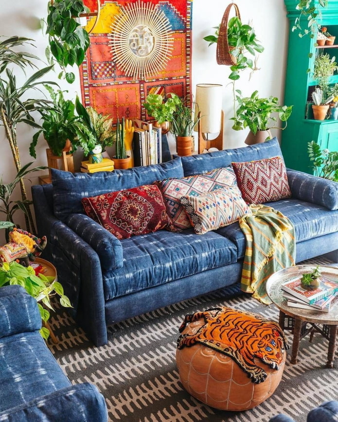 värillinen sohva sisätiloissa