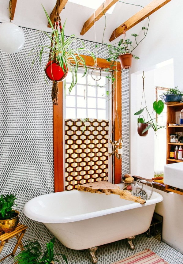 צמחים בחדר האמבטיה בסגנון בוהו