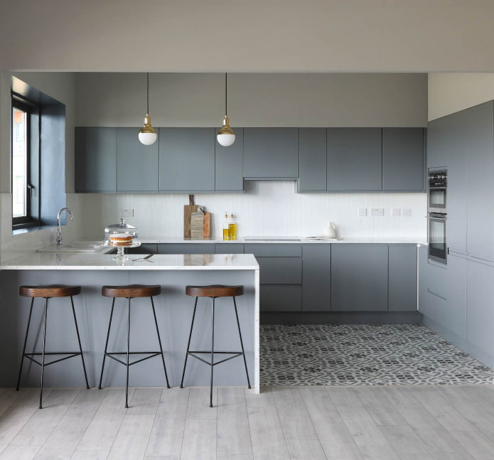 sivý lesklý set v bielej kuchyni s mozaikovou podlahou