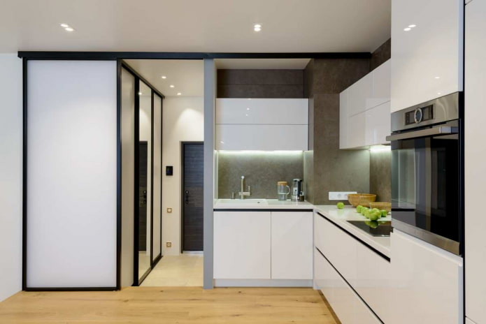 malá kuchyň se šedými stěnami, podlahami ze světlého dřeva a bílým nábytkem