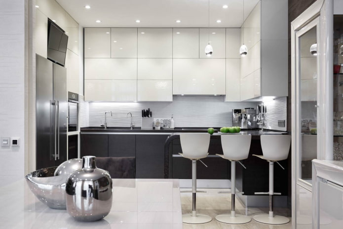 bucătărie de înaltă tehnologie cu dulapuri albe și dulapuri gri