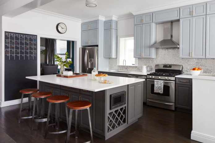 kuchyně s několika odstíny šedé v nábytkové sestavě a stěnách