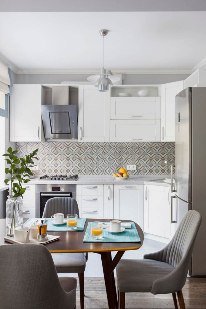 balta ir turkio spalvos mozaikinė virtuvės prijuostė