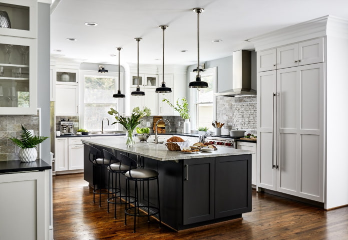 heldere geelbruine houten vloer in grijze en witte keuken