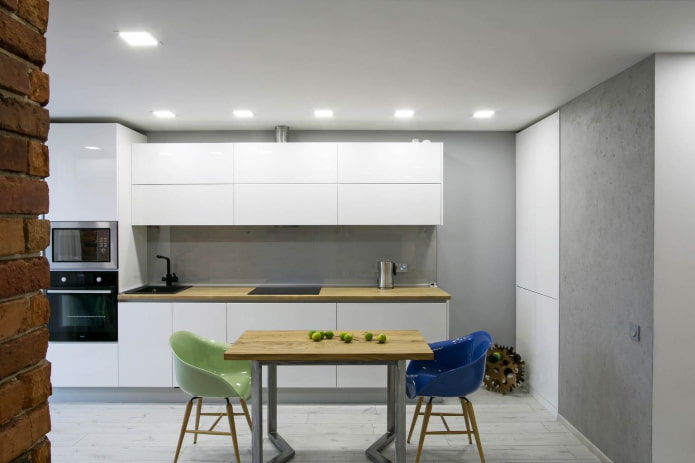 gri ve beyaz mutfakta çok renkli plastik sandalyeler