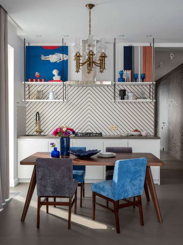 blauwe en rode accenten in een grijze en witte keuken