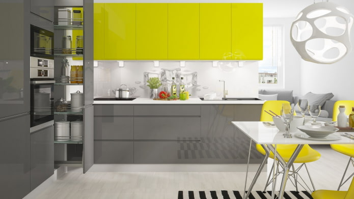 مطبخ ذو تقنية عالية باللون الأصفر والرمادي والأبيض