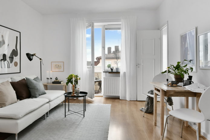 Balkonové dveře ve skandinávském obývacím pokoji