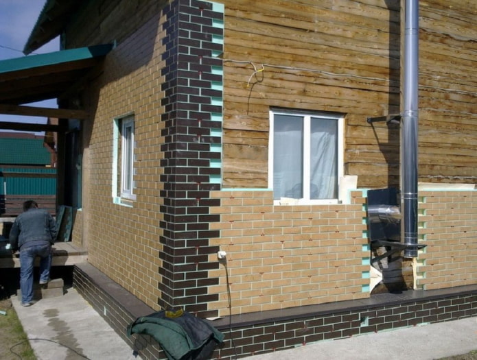 thermische panelen aan de voorkant van het huis