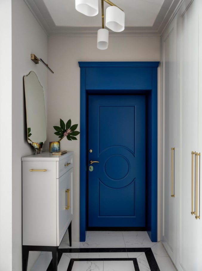 niebieskie drzwi wejściowe
