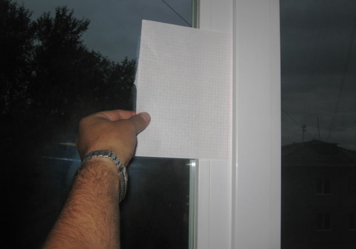 patikrinant lango sandarumą naudojant popierių