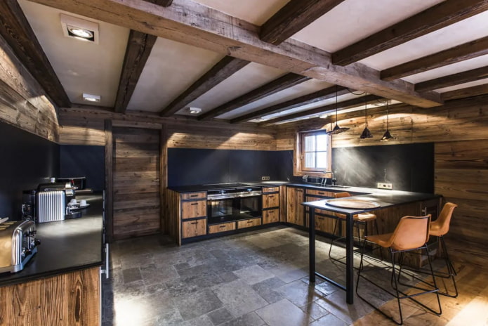 bucătărie spațioasă într-o casă la țară