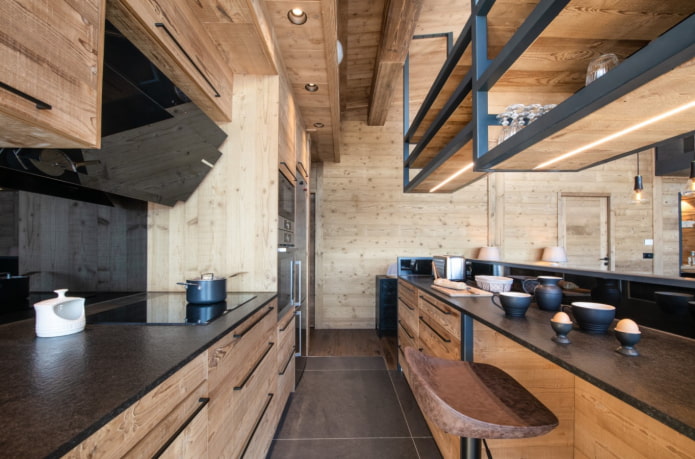 cucina in legno con elementi neri