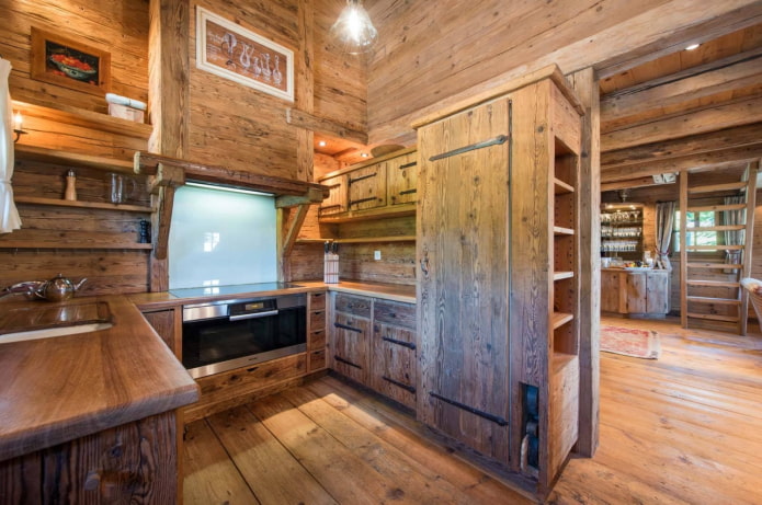 vstavaná chladnička v drevenej kuchyni