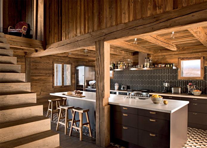 bucătărie neagră amenajată într-o casă din lemn