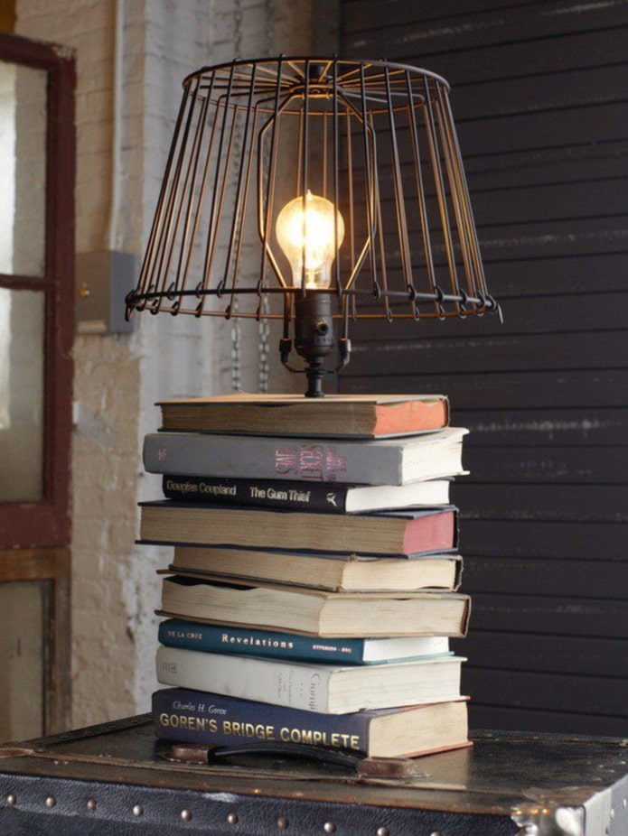 Lampa książki