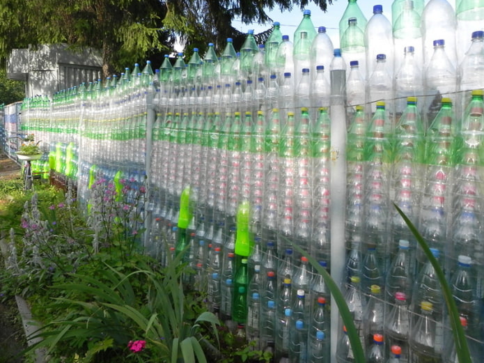 Plastikowe ogrodzenie z butelek
