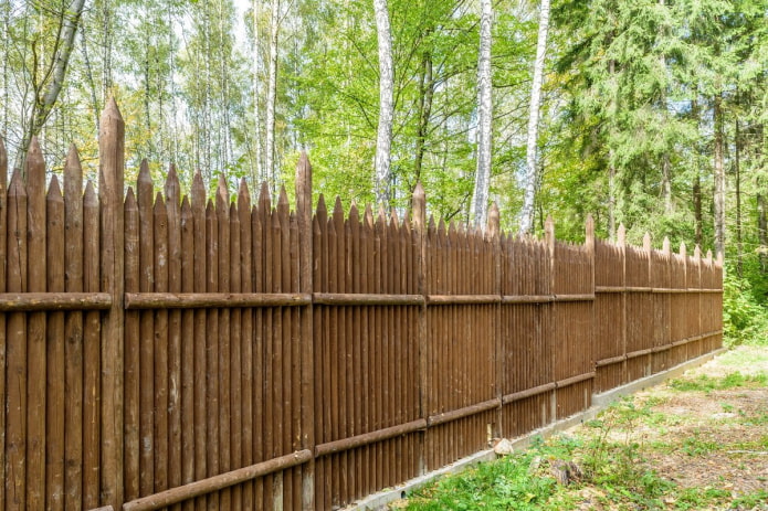 hegn lavet af træstammer