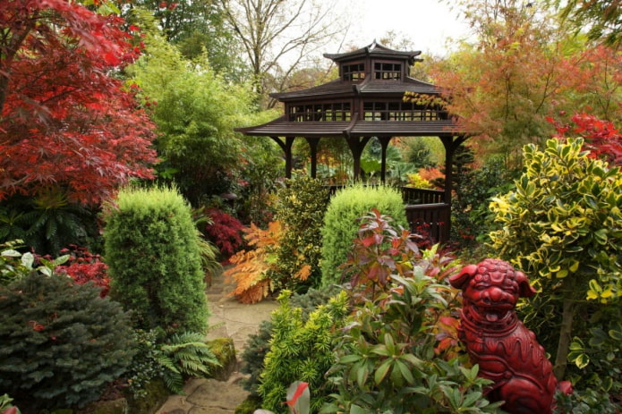 sodas su kiniško stiliaus pavėsine