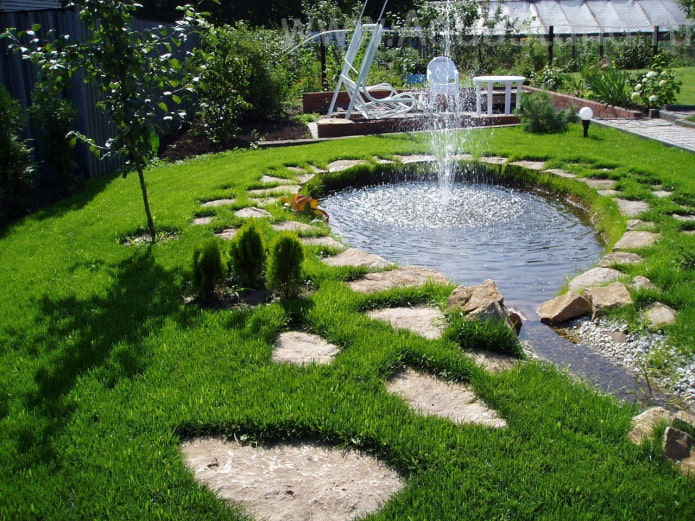 umělý rybník s fontánou v zemi