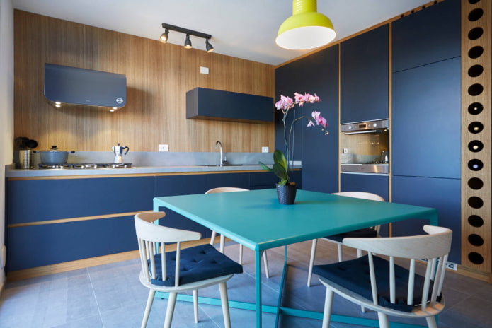 modrá kuchyň se dřevem