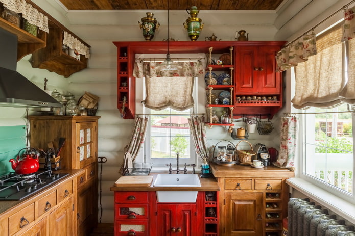 Antikke møbler i køkkenet på landet