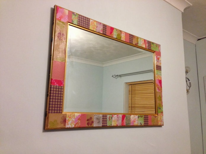 espejo con marco de papel pintado