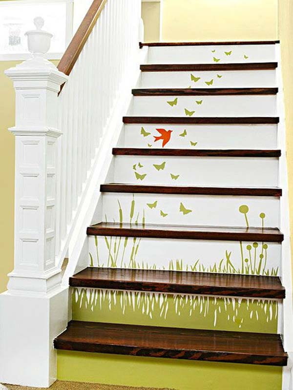 les marches de l'escalier recouvertes de papier peint