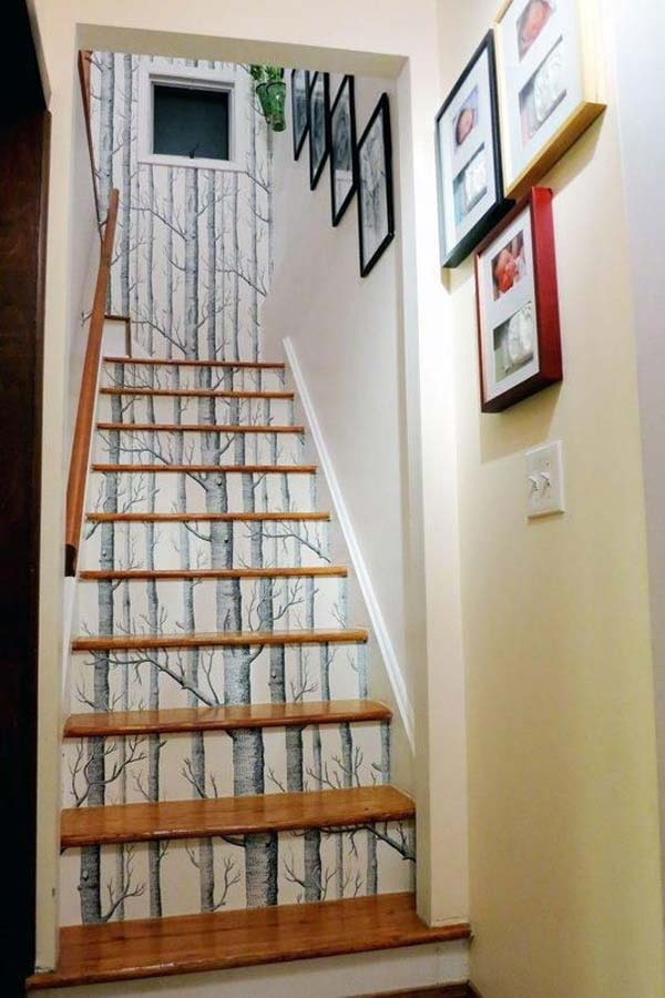 schody po schodech, pokryté tapetami se vzorem dřeva