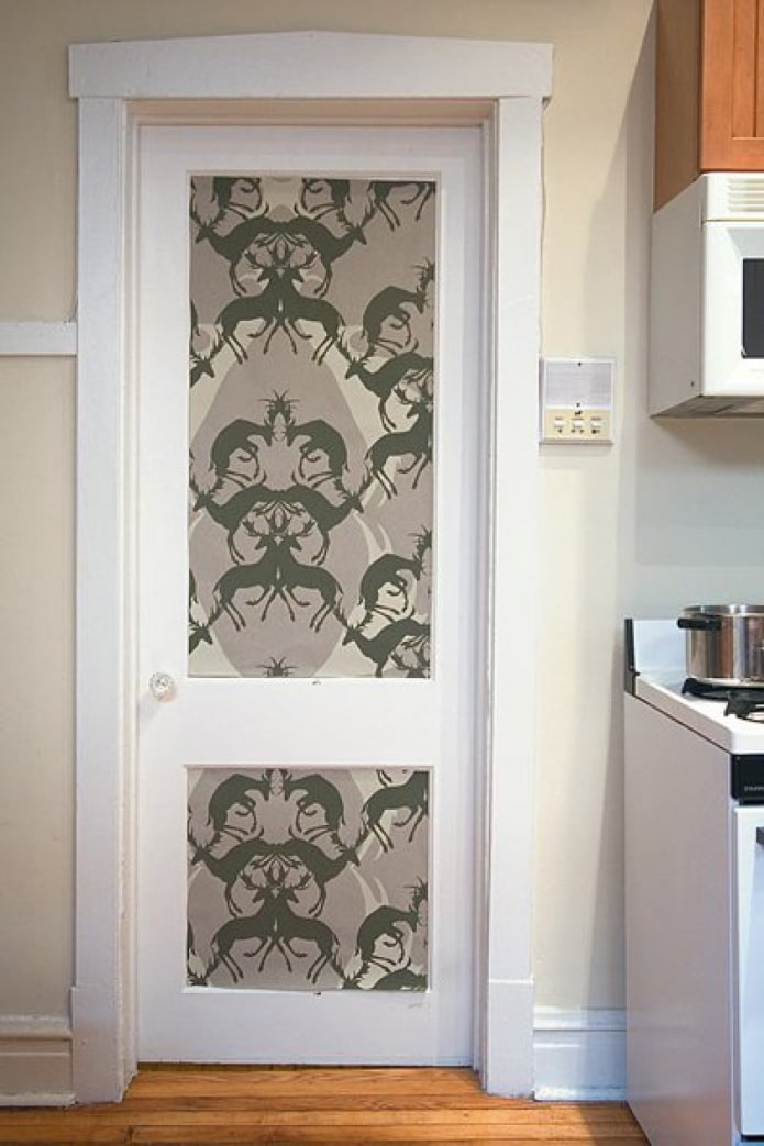 dveře s tapetou se zvířecím vzorem