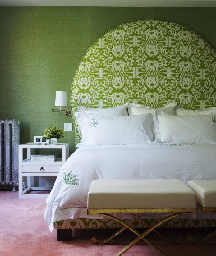 نباتات على ورق الحائط على رأس السرير
