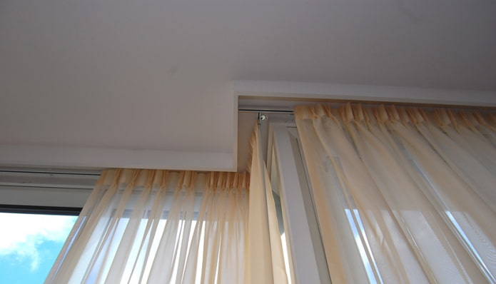 fissare le tende al soffitto