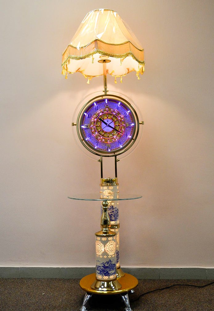 lampada con orologio