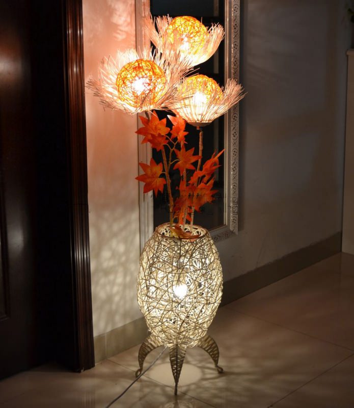 מנורת רצפה-אגרטל עם פרחים