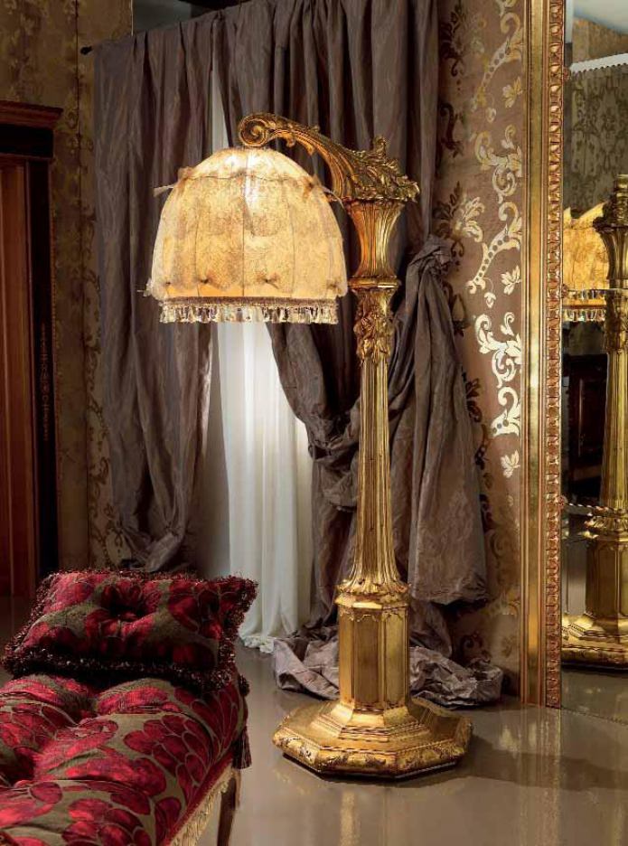klasiskā grīdas lampa
