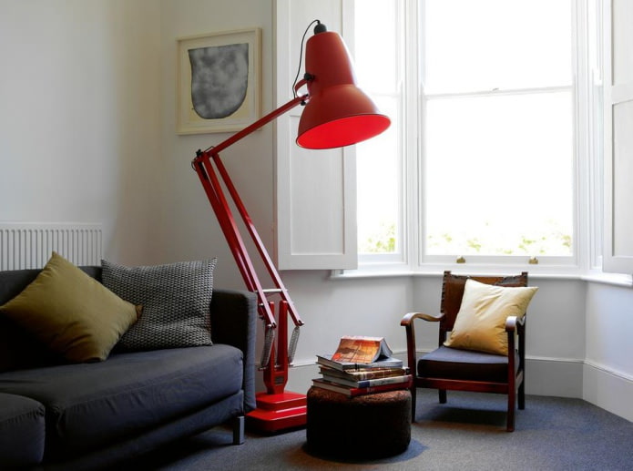 sarkana lampa lielas galda lampas formā