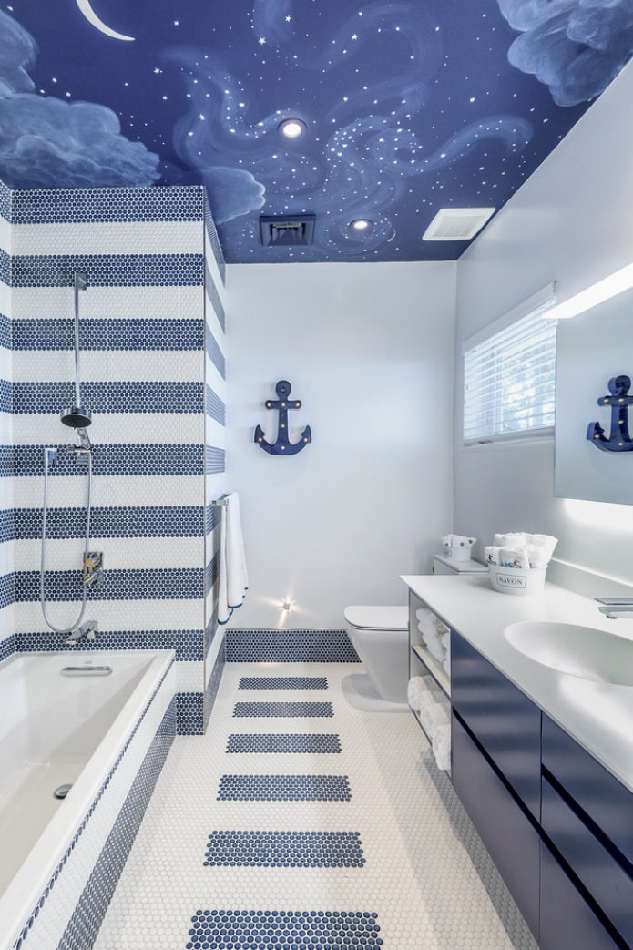 hvidt og blåt badeværelse med strækloft