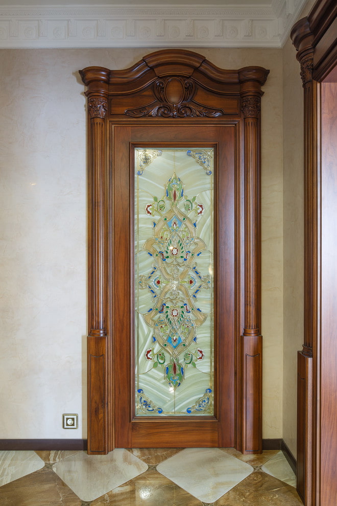 mozaikové okno na vnitřních dveřích