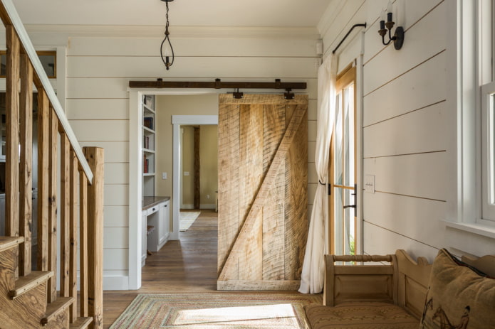 drewniane drzwi w stylu wiejskim