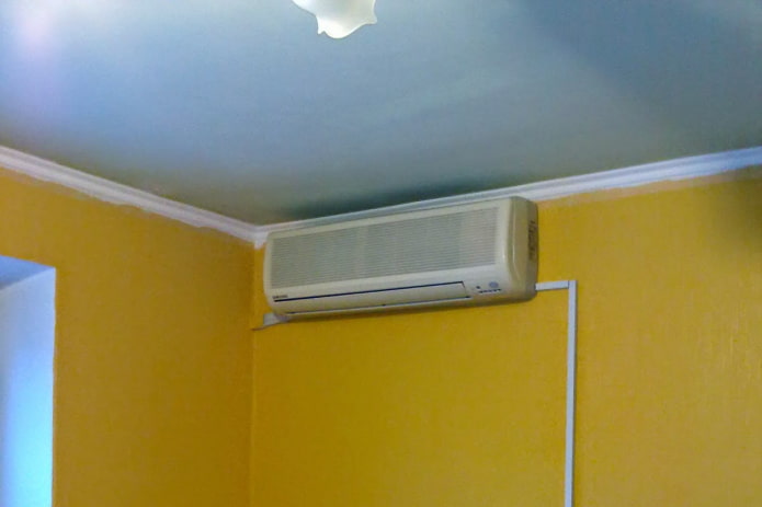 behangen onder de airconditioner