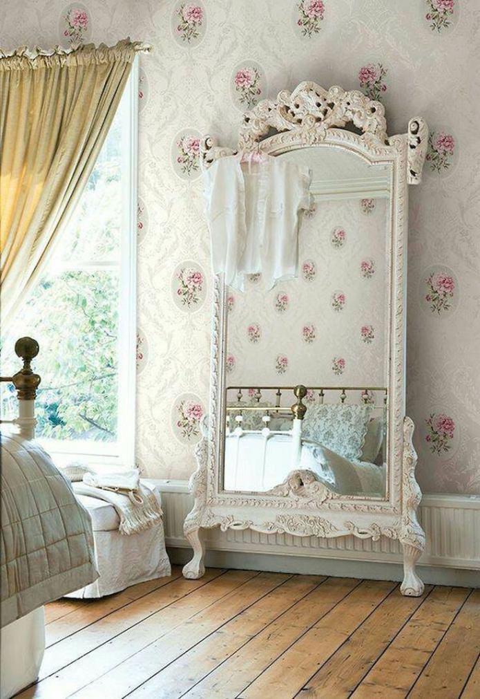 bloemenbehang, spiegel in een mooie lijst