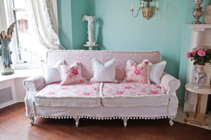 vaaleanpunainen sohva
