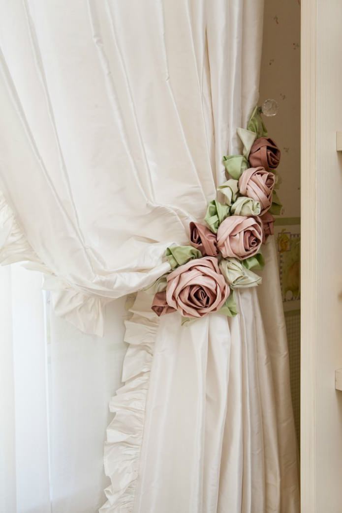 pendentif sur rideaux avec roses