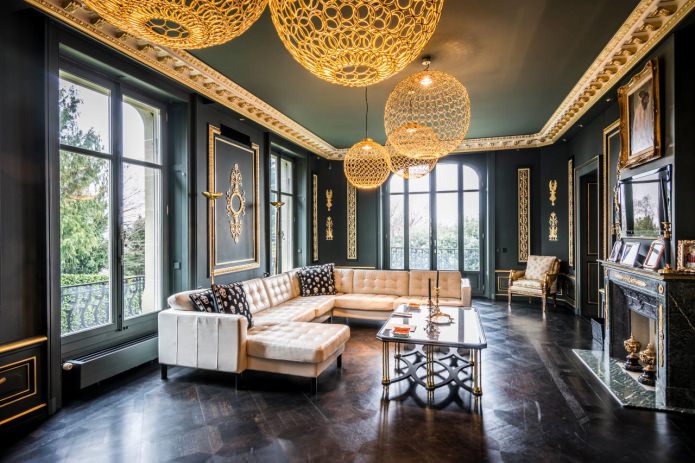 obývací pokoj v klasickém stylu s černým a zlatým lemováním