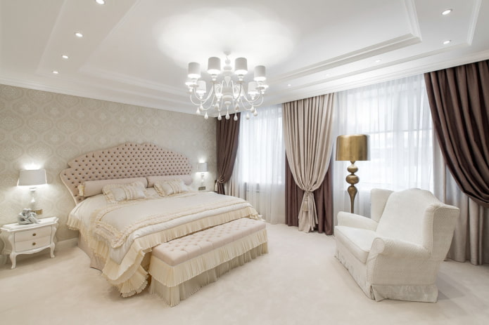 klasiska guļamistaba ar baltu paklāju